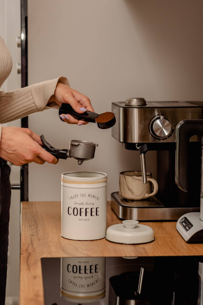 Combien de tasses de café peut-on préparer avec un percolateur de 10 litres ?